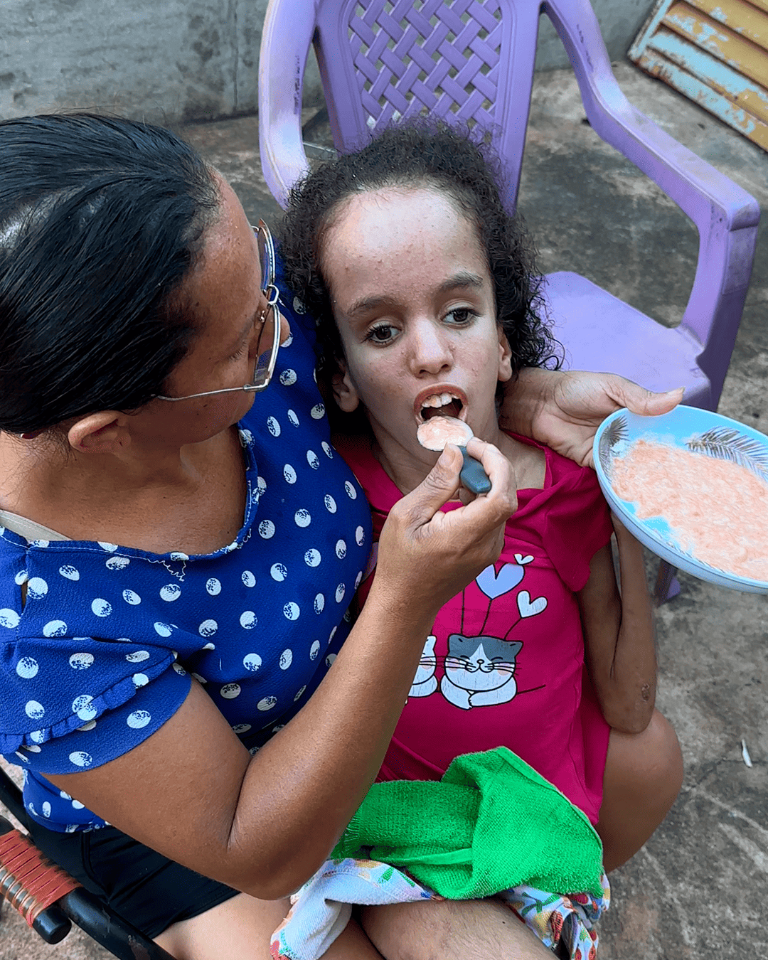 Ana Júlia precisa de fraldas especiais e medicamentos